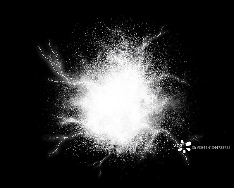 黑色背景上的白色烟雾云，带光线和闪电图片素材
