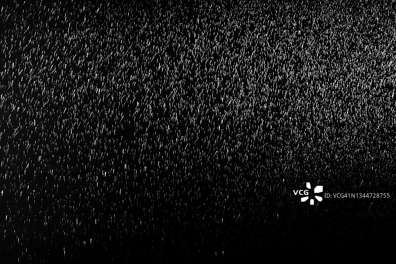 漂浮在黑色背景上的水滴喷雾图片素材