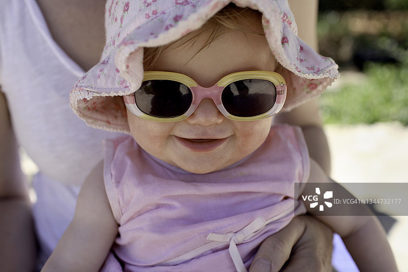 阳光下的母亲和婴儿图片素材