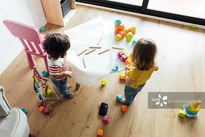 幼儿园内玩积木绘画的学龄前儿童俯视图图片素材