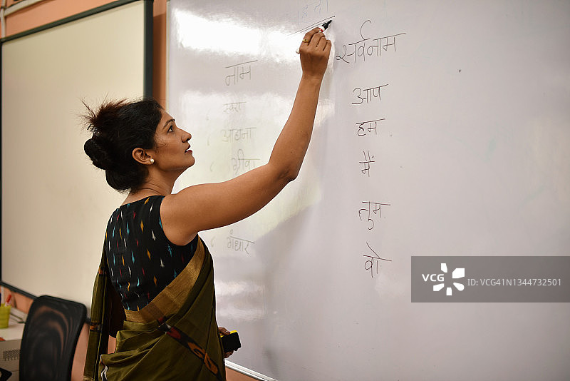 老师在黑板上教学和书写图片素材