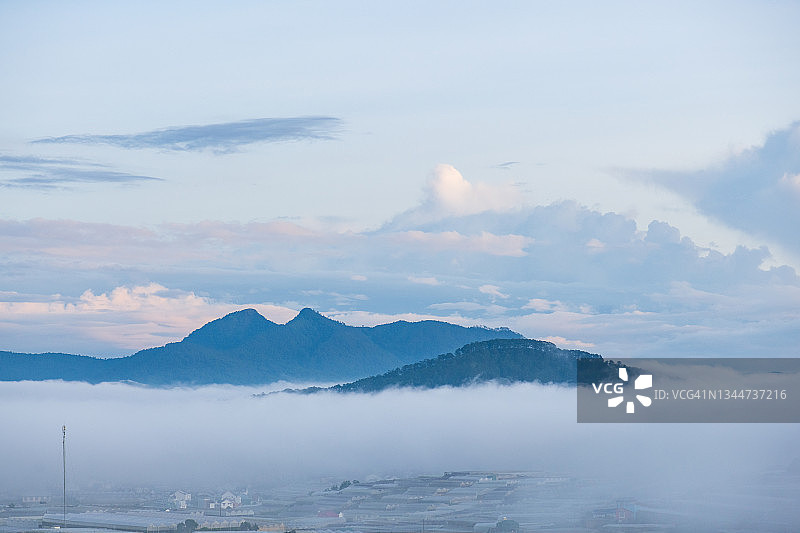 雾海中的孤独山峰图片素材