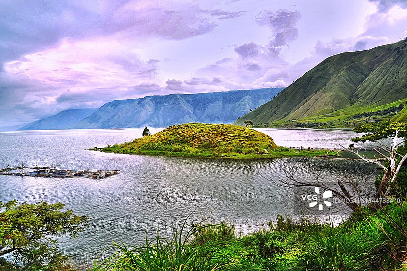 多巴湖Paropo岛上的戏剧性午后图片素材