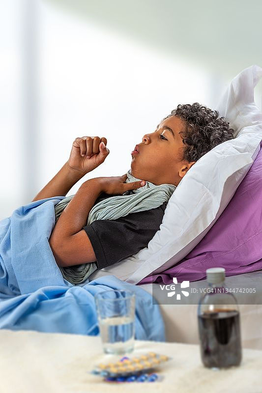 在床上咳嗽的病人图片素材