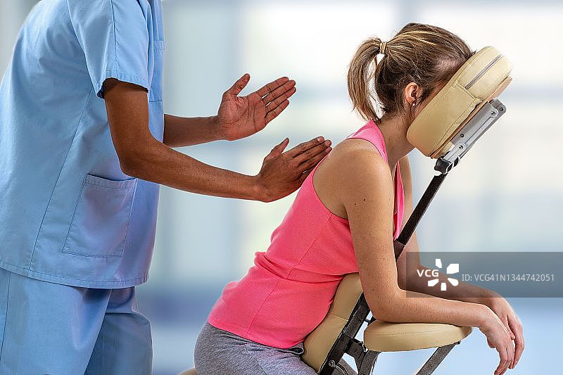 圣诞节图片：男孩和女孩戴着圣诞帽骑自行车，背景是蓝色散景光斑图片素材