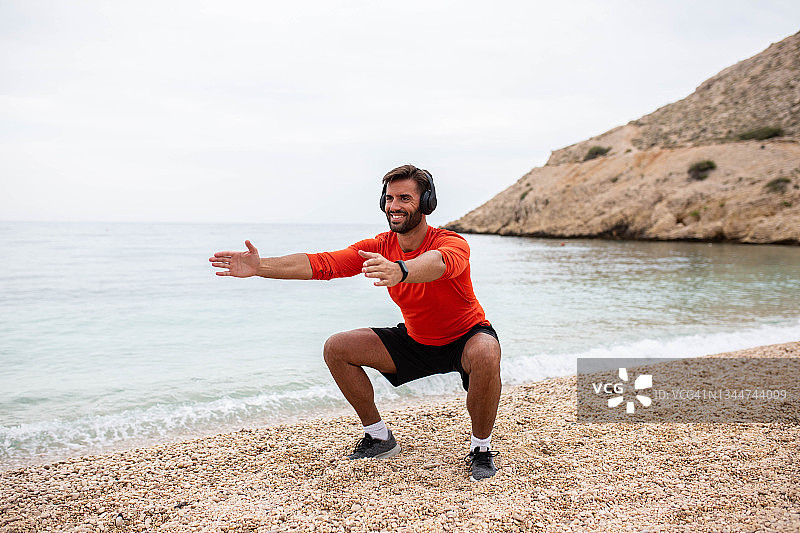 男子在热带海滩户外训练图片素材
