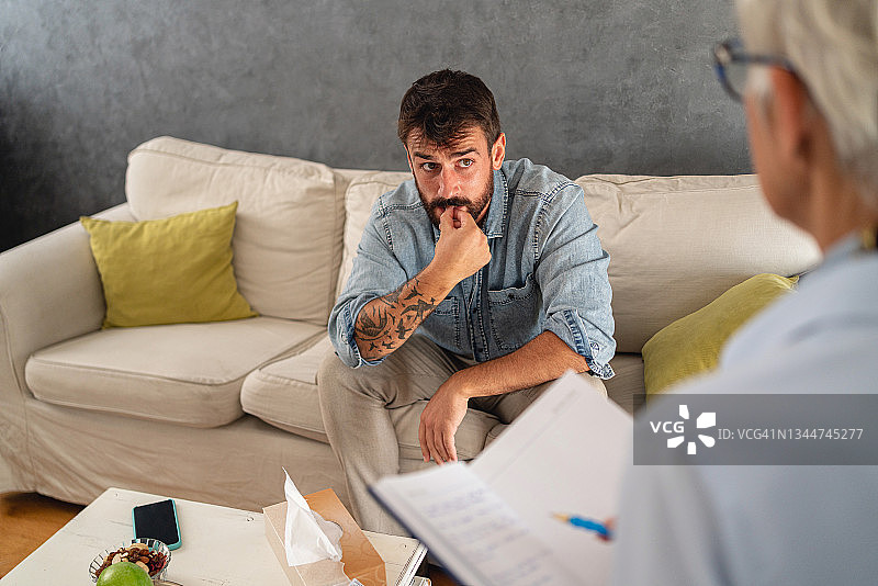 在心理治疗中咬指甲的焦虑年轻人图片素材