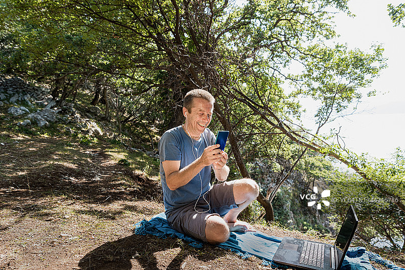 在户外使用笔记本电脑的自由职业者图片素材