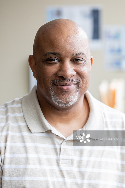 对着镜头微笑的老年男性肖像图片素材
