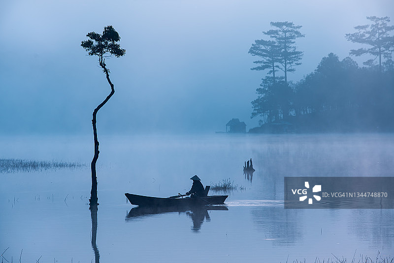 在泉林湖的渔夫图片素材
