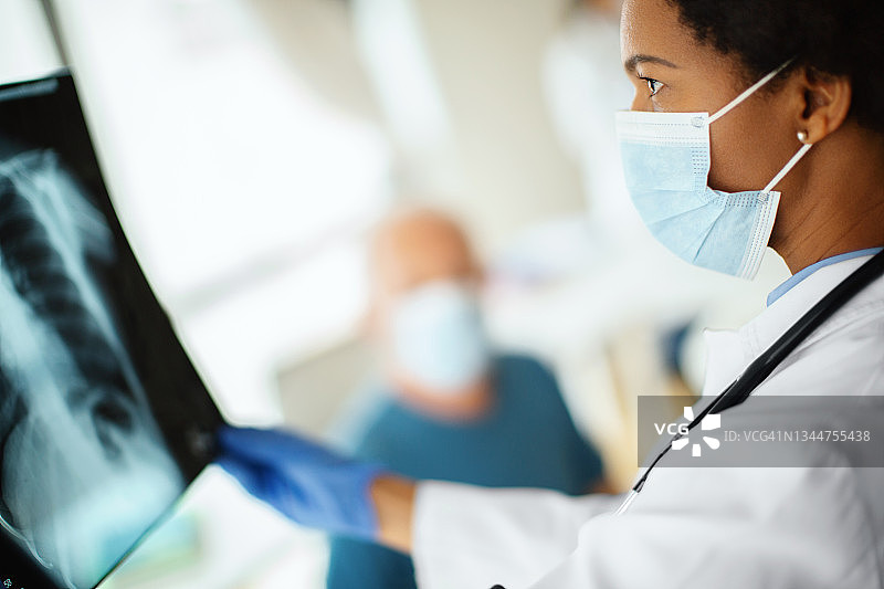 医生分析新冠肺炎患者的X光片图片素材