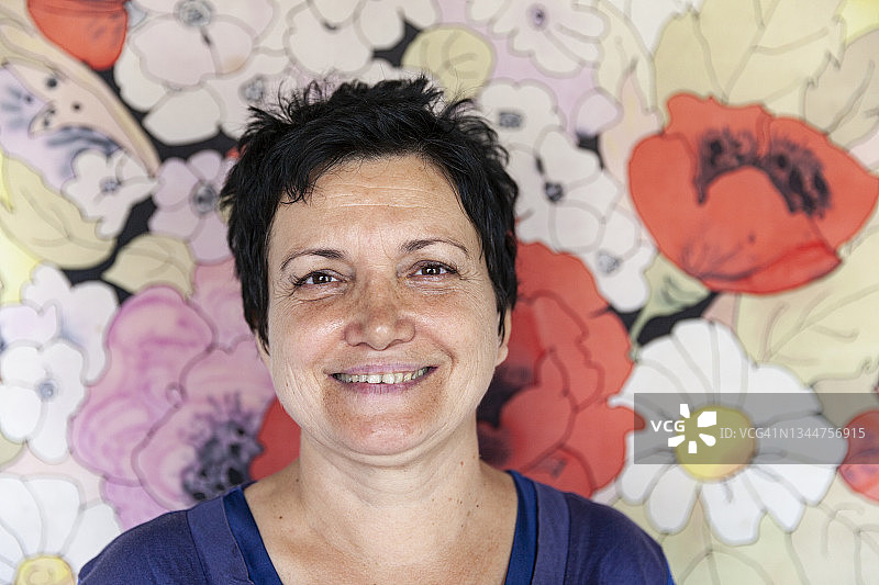 微笑的老年妇女肖像图片素材