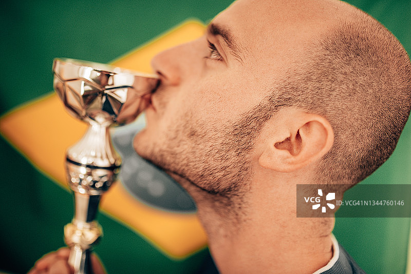 巴西男人亲吻奖杯图片素材