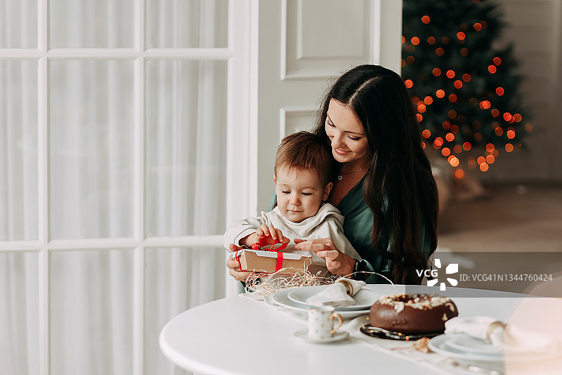 圣诞节概念：圣诞母子在装饰房间里庆祝节日图片素材