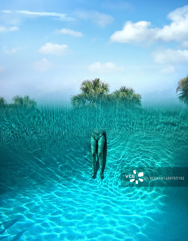 年轻女人在游泳池中的水下视角图片素材