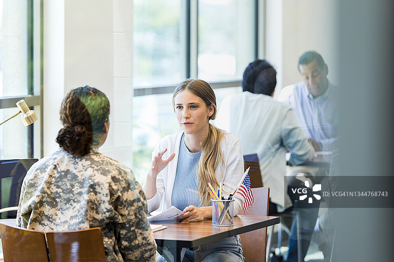 年轻女子提问女招聘人员图片素材