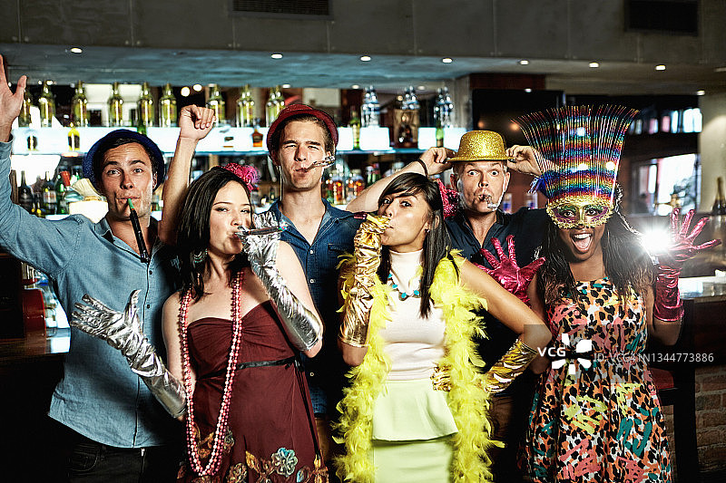 一群快乐的年轻人在化妆舞会中聚会图片素材