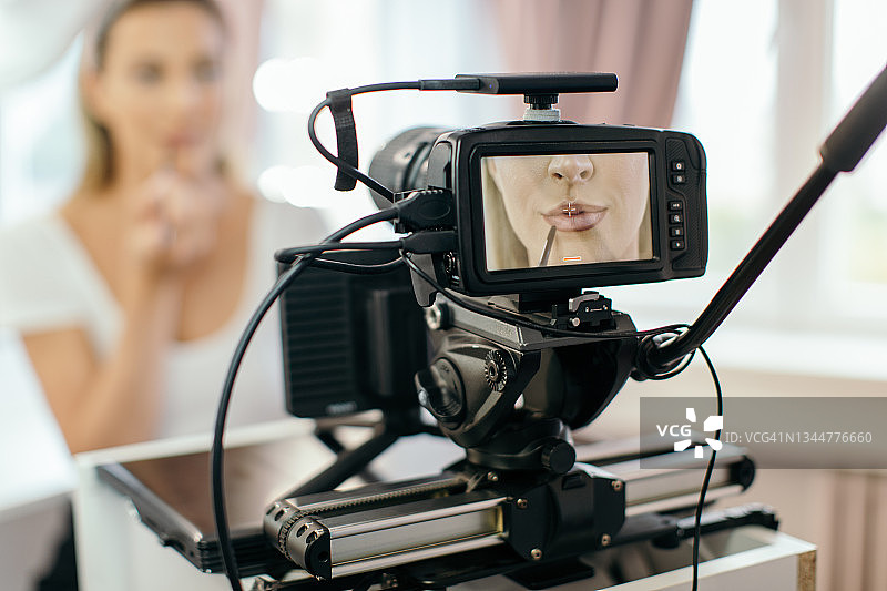 在家拍摄社交媒体化妆教程图片素材