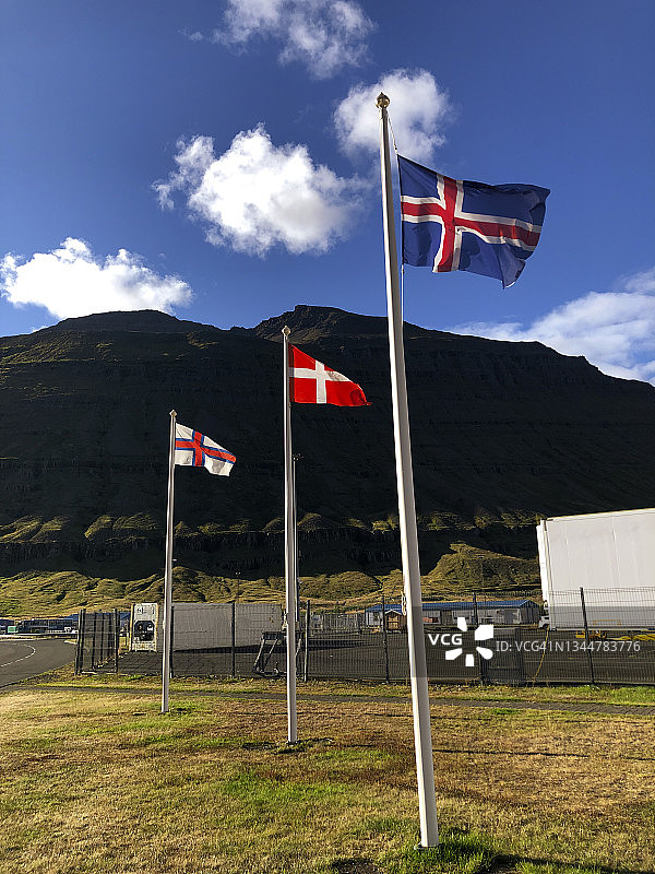塞济斯菲厄泽的冰岛国旗、丹麦国旗、法罗群岛旗帜图片素材