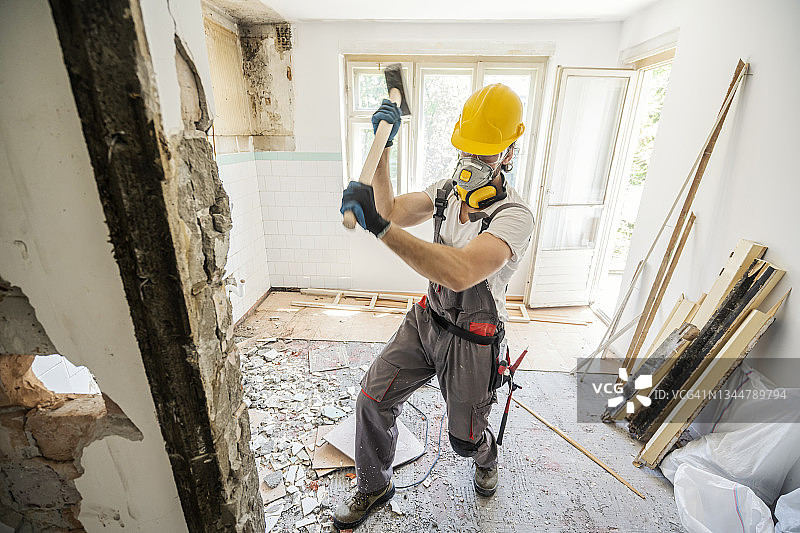 工人正在使用锤子图片素材