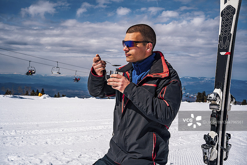 滑雪者在滑雪间隙喝汤图片素材