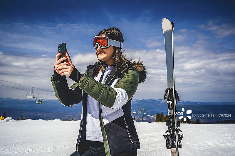 滑雪的女人使用手机图片素材