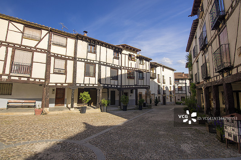 西班牙布尔戈斯科瓦鲁维亚斯典型的半木结构房屋图片素材