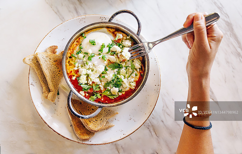 年轻女人吃北非蛋图片素材