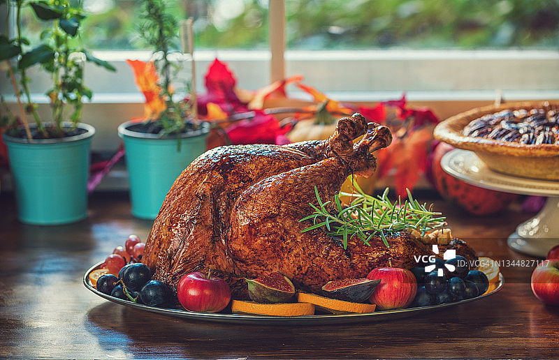 准备节日火鸡（含配菜）图片素材