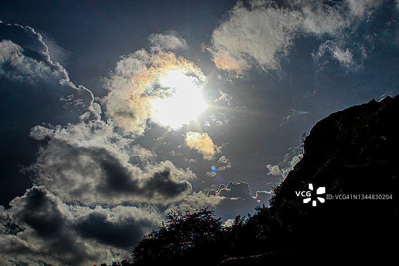 被云层遮蔽而昏暗的天空图片素材