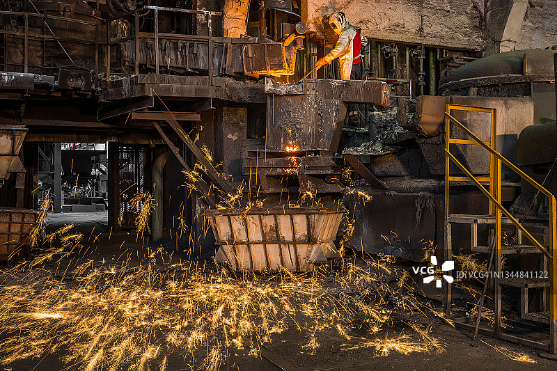 冶金工人检查工厂铸造生产过程图片素材