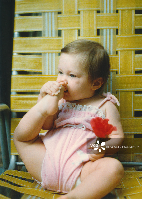 宝宝闻脚，有趣的宝宝照片，20世纪80年代童年图片素材