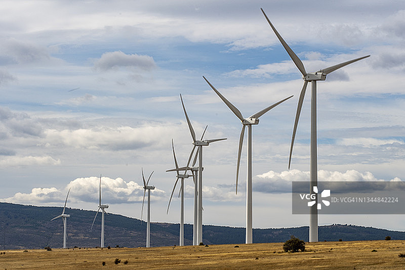 伊比利亚半岛内陆风力发电场的涡轮机图片素材