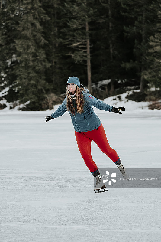 年轻女子在加拿大不列颠哥伦比亚省滑冰图片素材