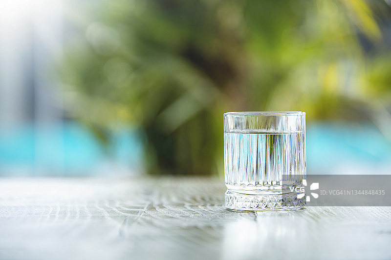 桌子上小玻璃杯里的干净水图片素材