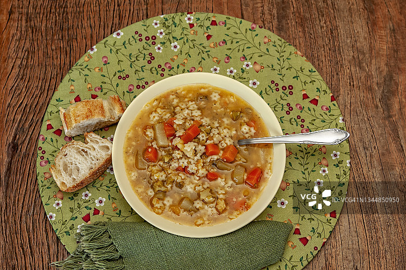 俯视角度：自制什锦蔬菜汤配面条，佐以意式面包片图片素材