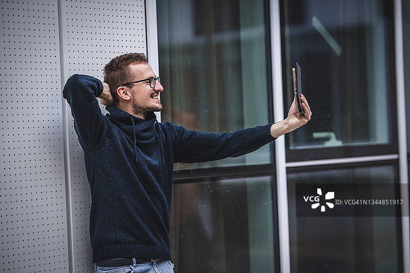 年轻男人在机场用平板电脑进行视频聊天图片素材