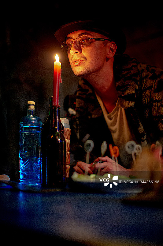 穿着戏服吹蜡烛的年轻男人图片素材