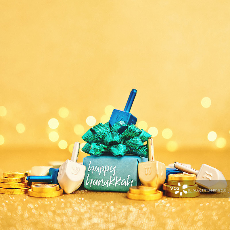 光明节节日背景与礼物、金币和陀螺图片素材