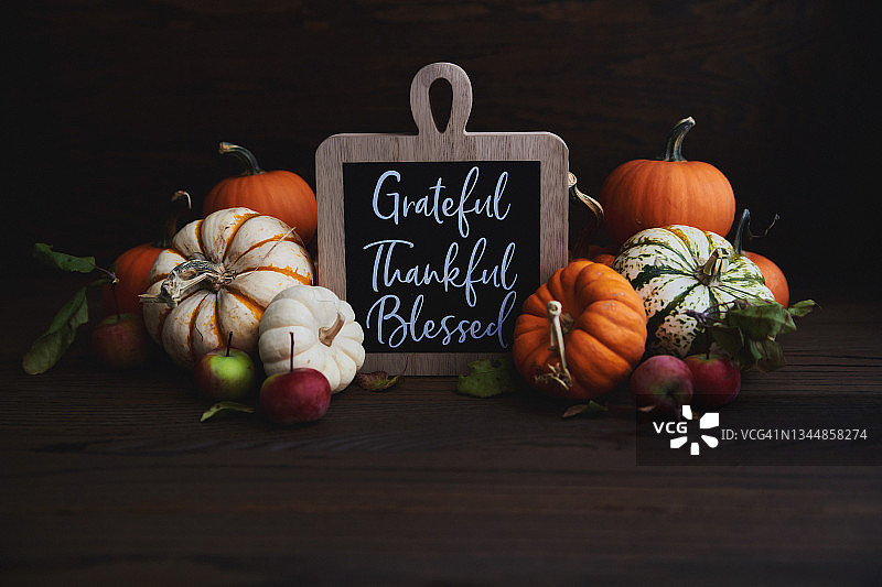 乡村木板上摆放的感恩节南瓜和海棠果图片素材