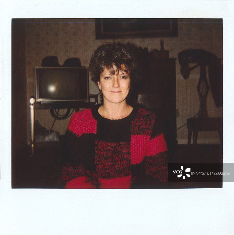 20世纪80年代 女人 肖像 微笑，穿着毛衣的复古女人肖像图片素材