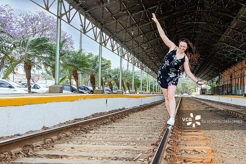 游客在瓦林纽斯市的旧铁轨上行走 - 圣保罗图片素材