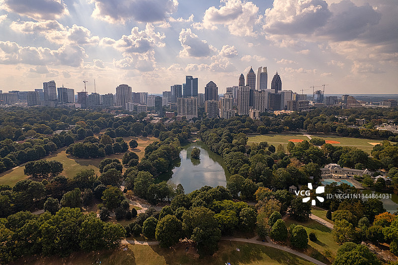 皮埃蒙特公园与亚特兰大天际线航拍图片素材