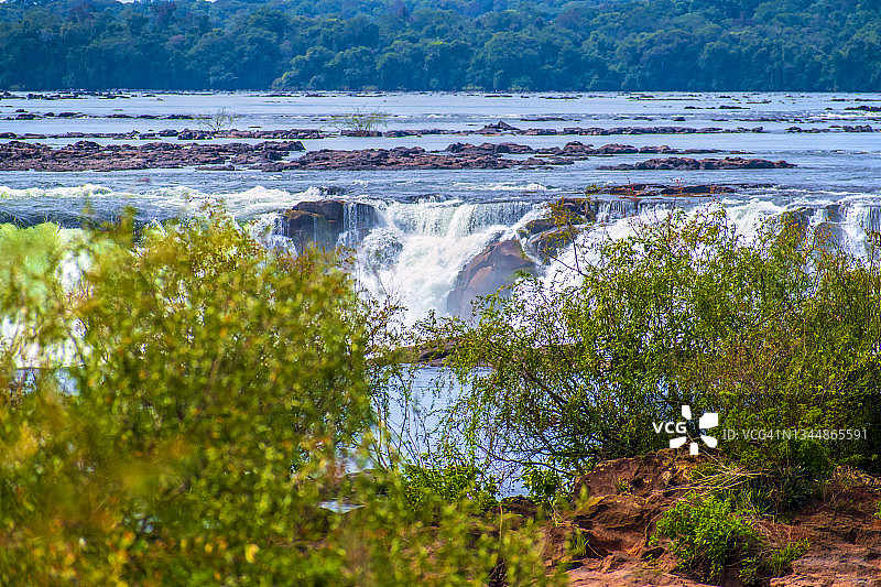 伊瓜苏瀑布魔鬼喉，阿根廷米西奥内斯省伊瓜苏国家公园全景图片素材