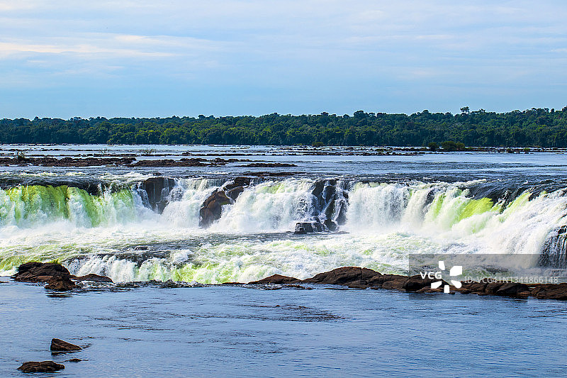 伊瓜苏瀑布魔鬼喉，阿根廷米西奥内斯省伊瓜苏国家公园全景图片素材
