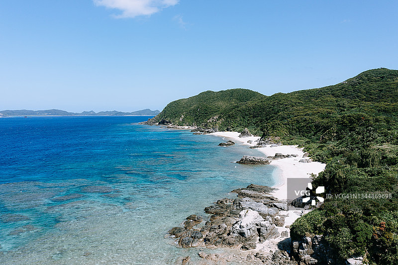 日本冲绳庆良间群岛的幽静热带海滩航拍景色图片素材