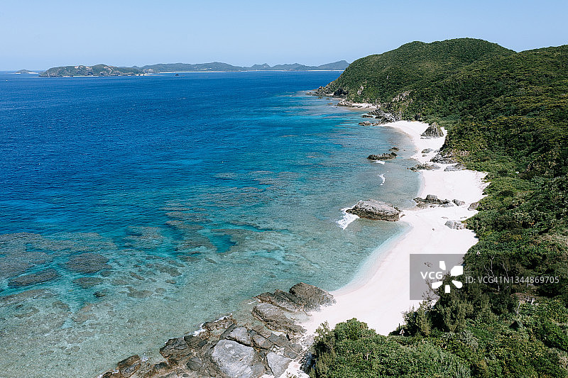 日本冲绳庆良间群岛的幽静热带海滩航拍景色图片素材