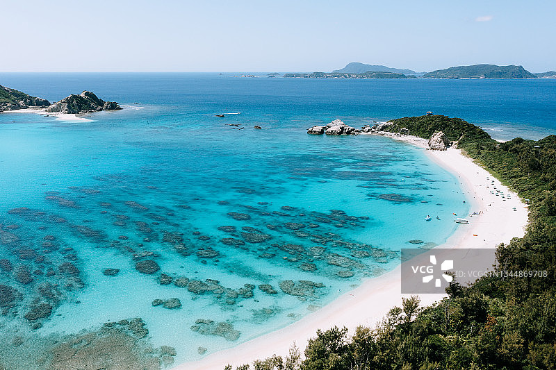 日本冲绳庆良间群岛渡嘉敷阿波连海滩的航拍景色图片素材