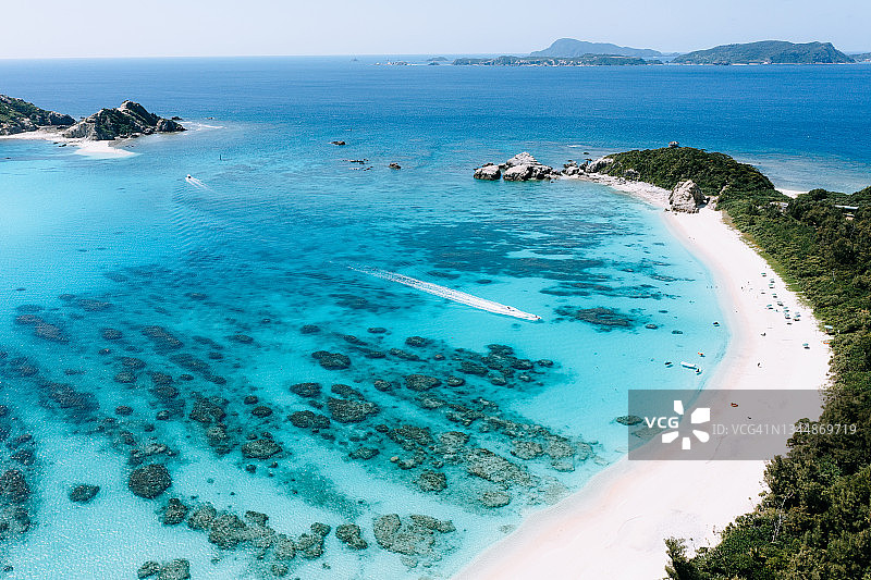 冲绳庆良间群岛阿波连海滩的俯瞰热带海滩图片素材