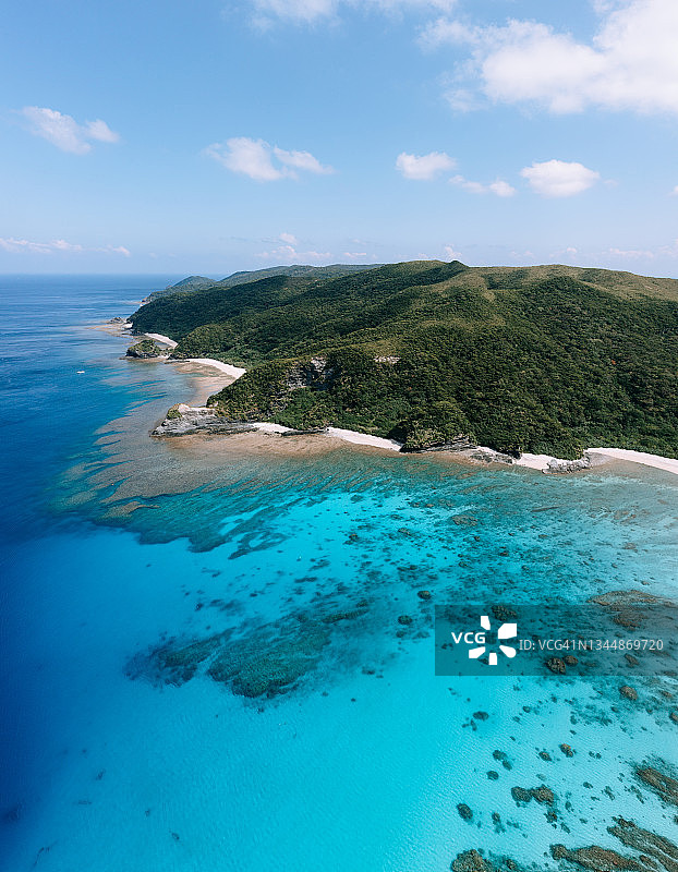 日本冲绳清澈蓝水和珊瑚礁热带岛屿航拍图片素材
